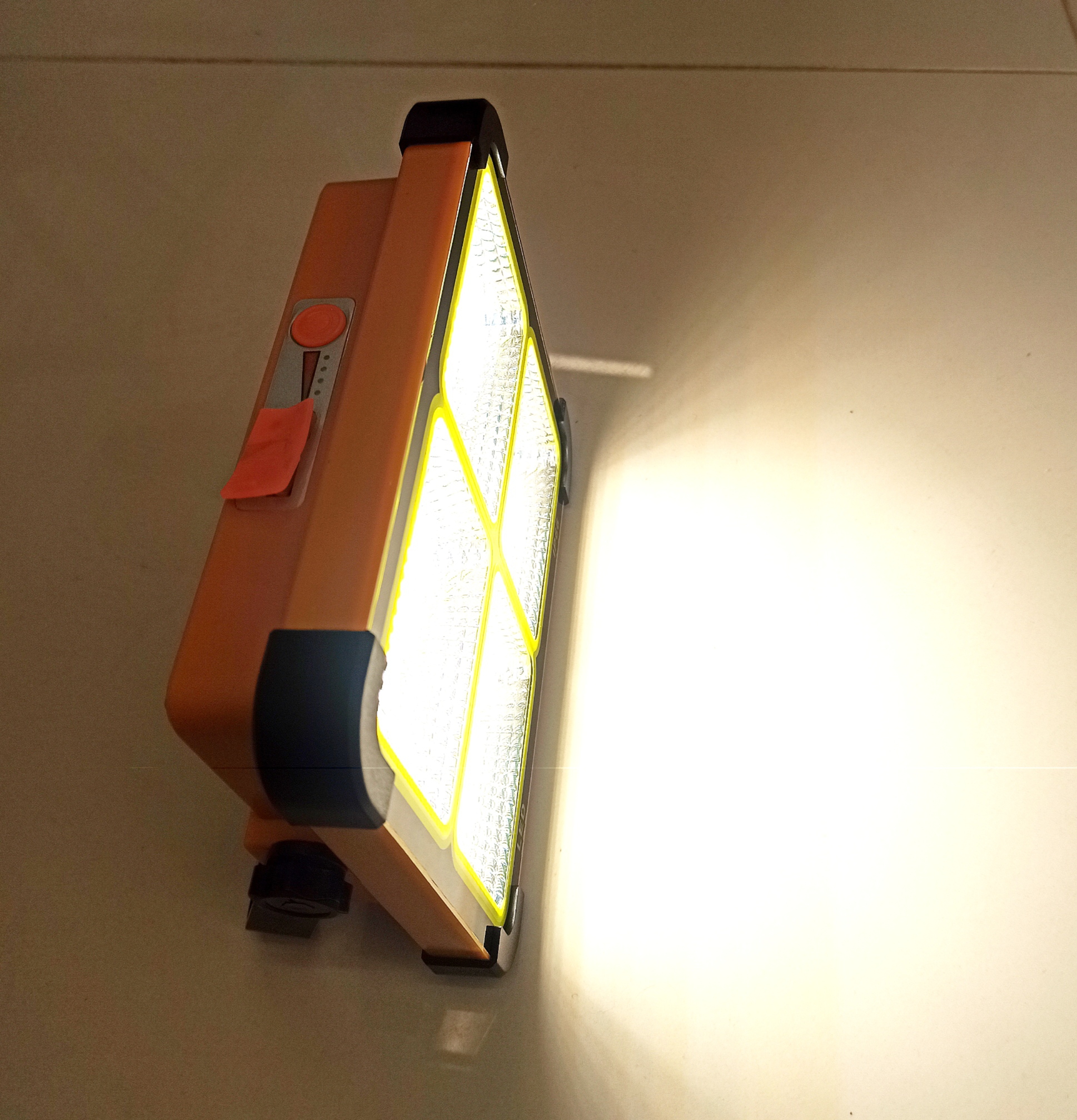 TAŞINABİLİR POWERBANKLI SOLAR LED PROJEKTÖR BEYAZ-GÜNIŞIĞI ÇAKARLI LED 200W