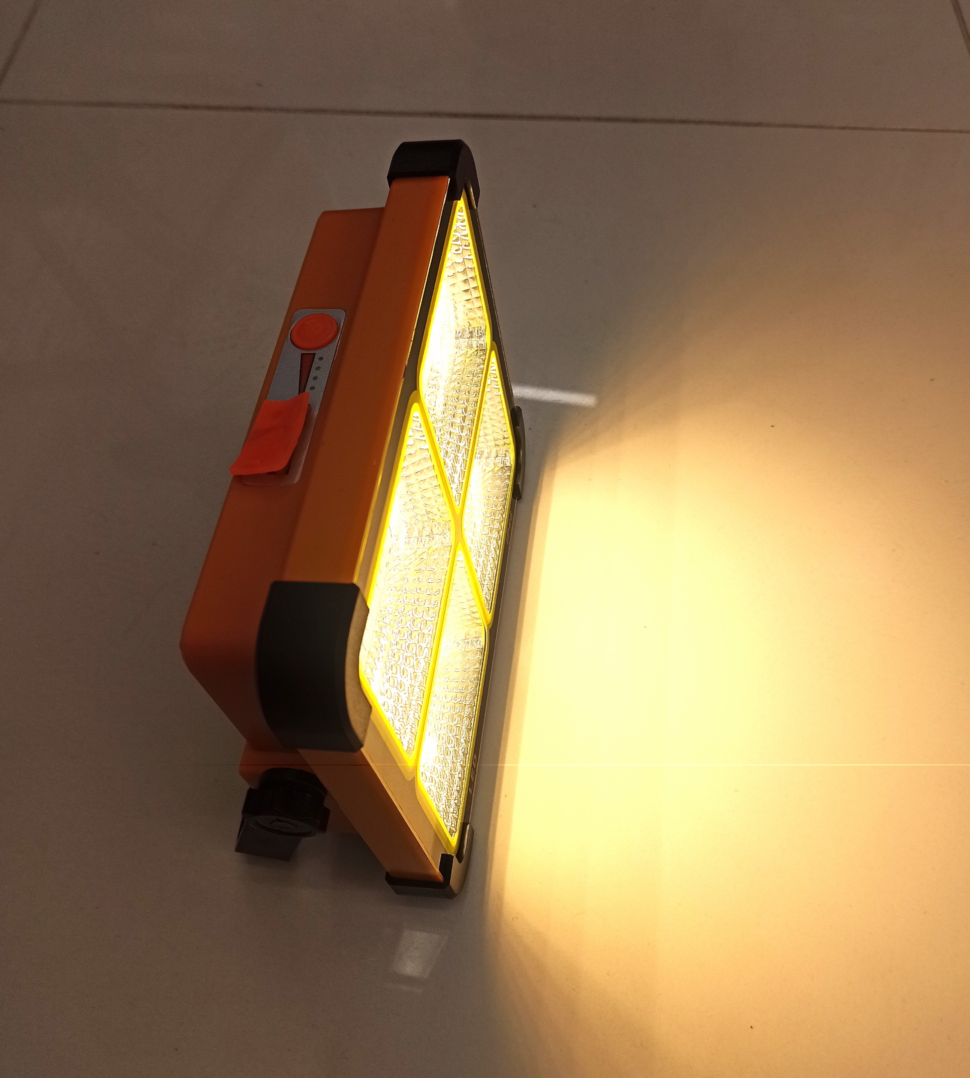 TAŞINABİLİR POWERBANKLI SOLAR LED PROJEKTÖR BEYAZ-GÜNIŞIĞI ÇAKARLI LED 200W