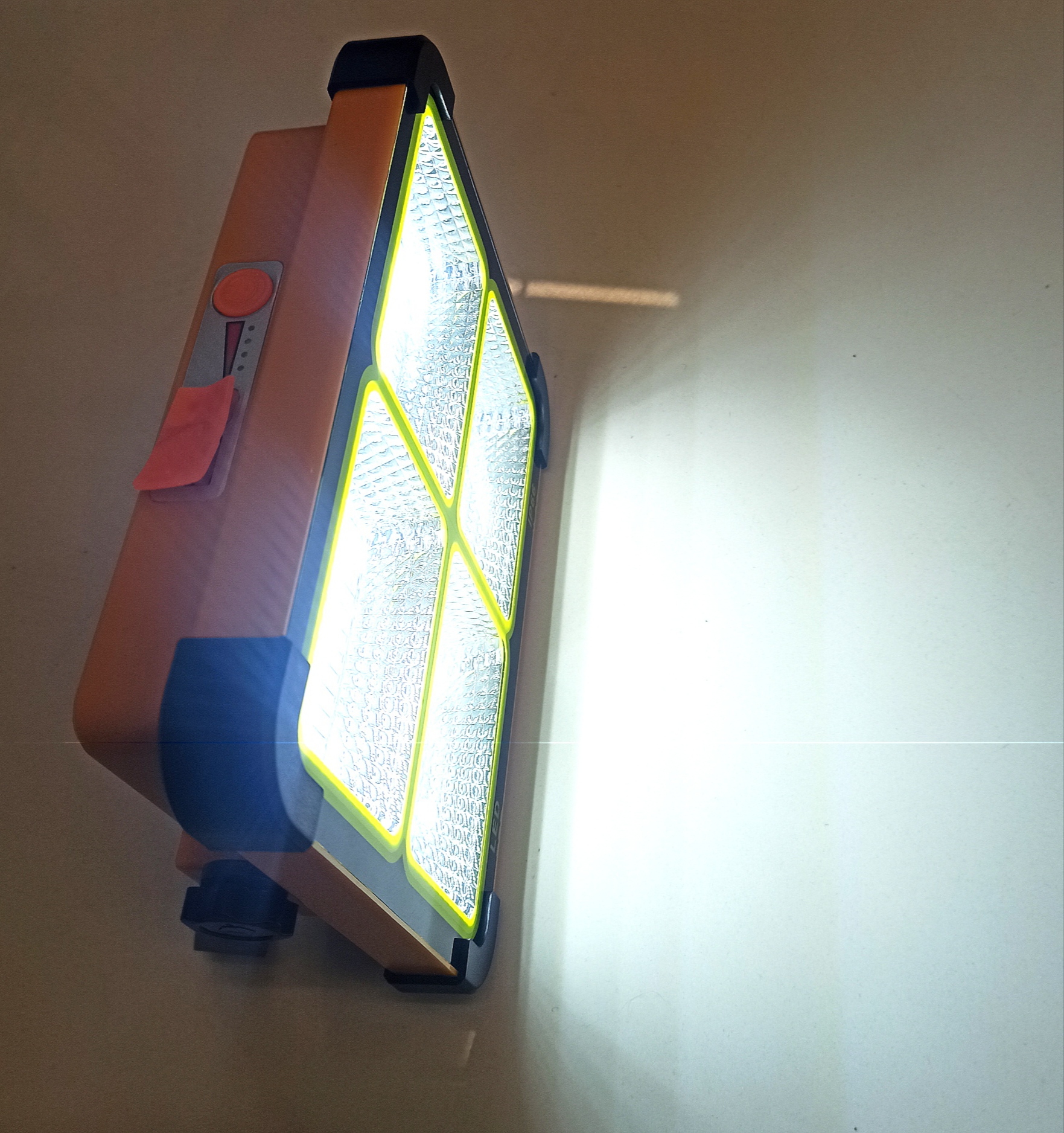 TAŞINABİLİR POWERBANKLI SOLAR LED PROJEKTÖR BEYAZ-GÜNIŞIĞI ÇAKARLI LED 200W